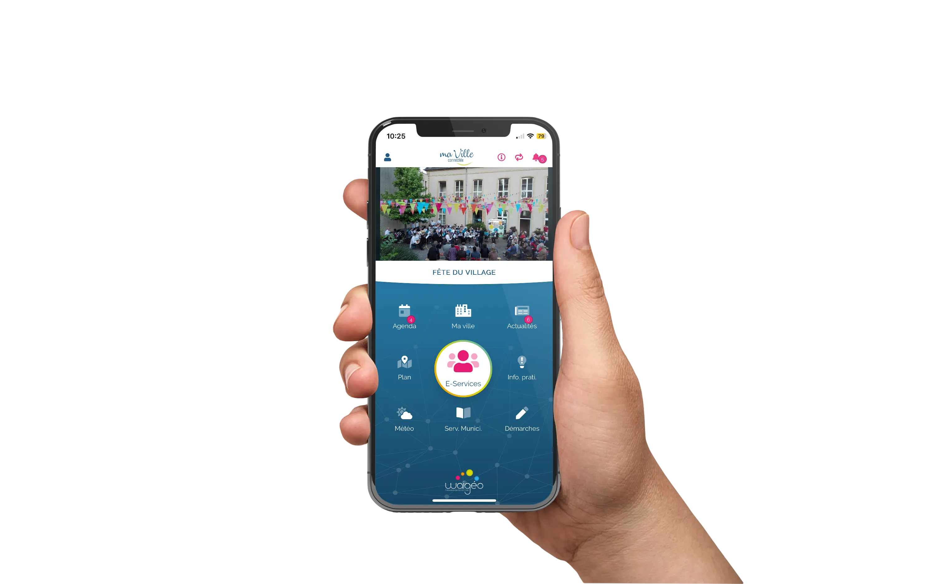 Main tenant un smartphone avec l'application MaVilleConnectée ouverte